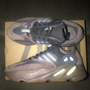 SOLD! Yeezy Boost 700